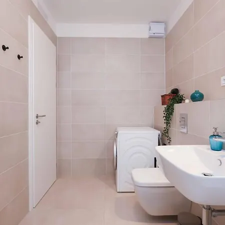 Jegeho Family Escape With Garden, Hot Tub And Free Parking